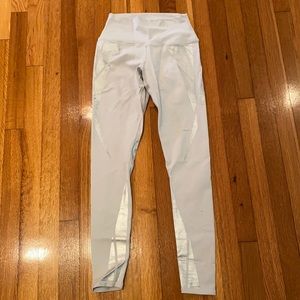 Alo yoga light grey with silver detail leggings size small
